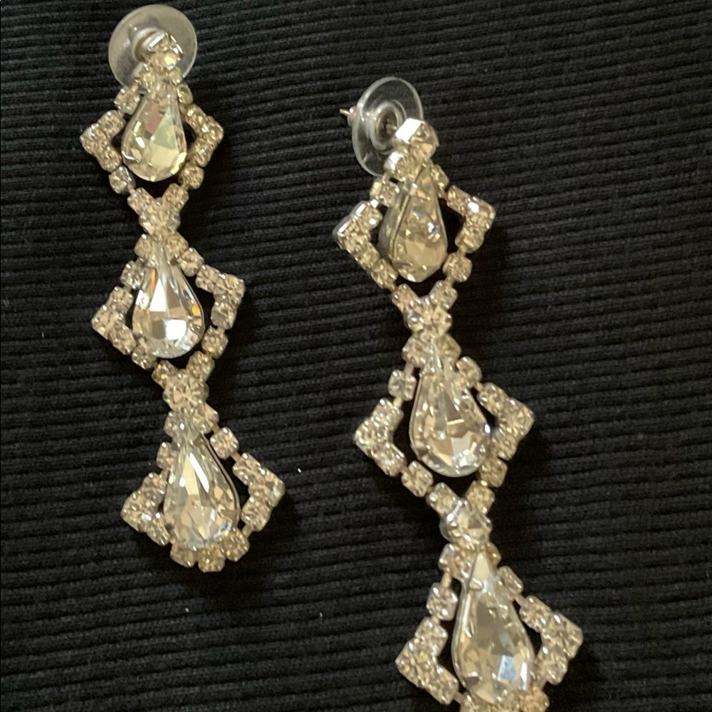 Rhinestone dangling earrings